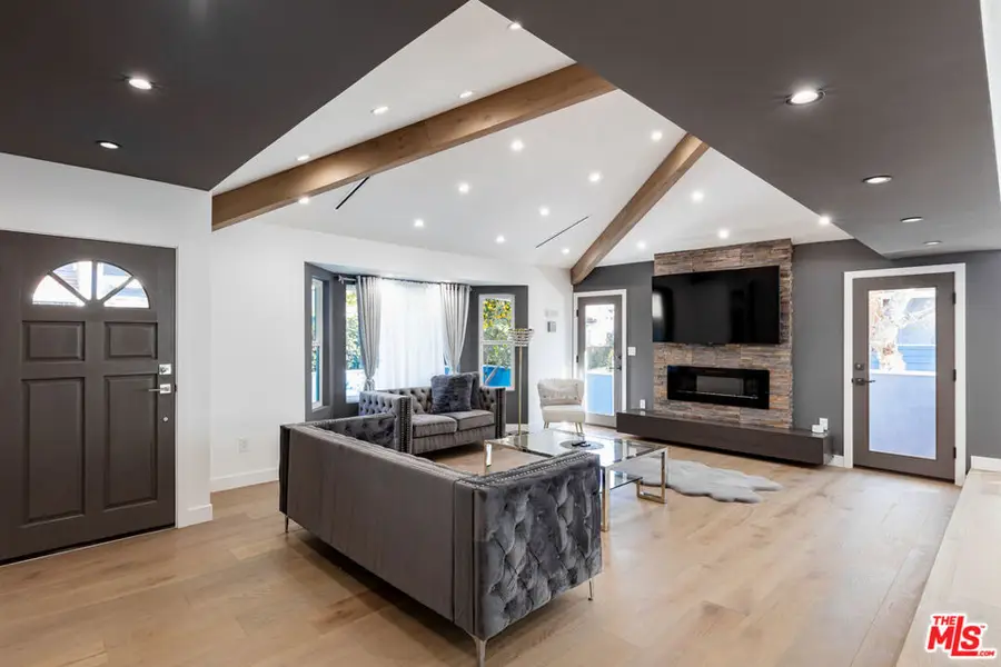 18721 Hatteras Street #10, Tarzana, CA 91356 - Image #2