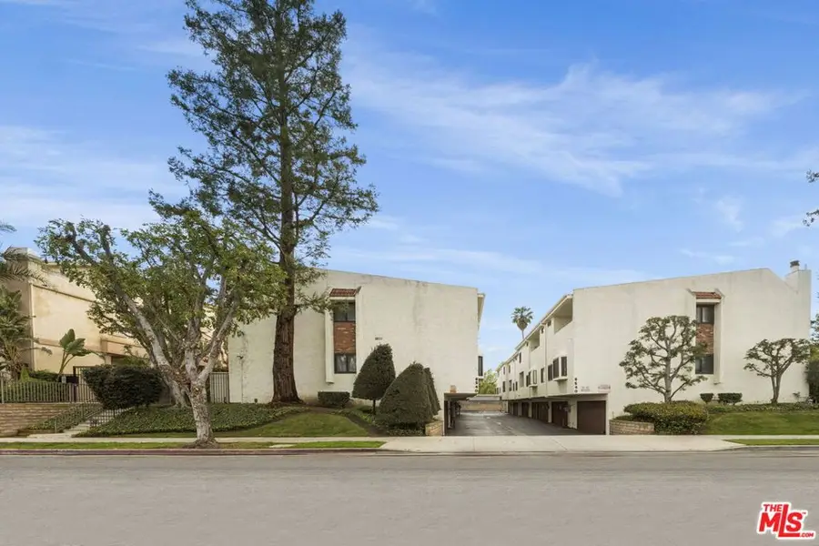 6540 Hayvenhurst Avenue #3, Lake Balboa, CA 91406 - #2