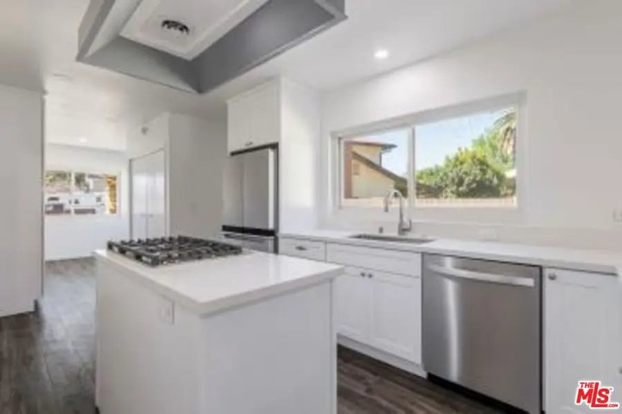 6723 Bianca Avenue, Lake Balboa, CA 91406 - #2