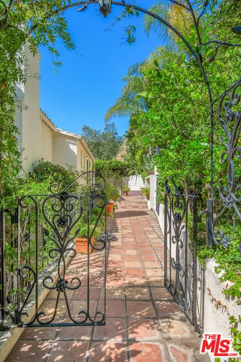 2120 Outpost Drive, Los Angeles, CA 90068