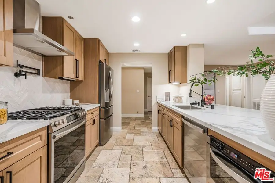 575 S Barrington Avenue #107, Los Angeles, CA 90049 - #2