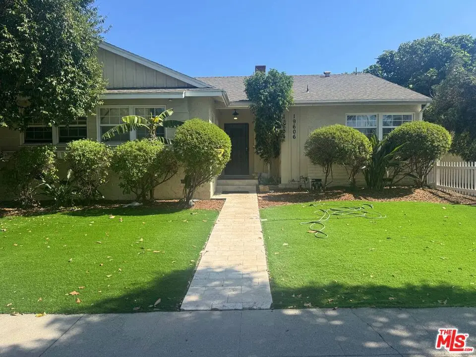 19604 Victory Boulevard, Tarzana, CA 91335 - #1