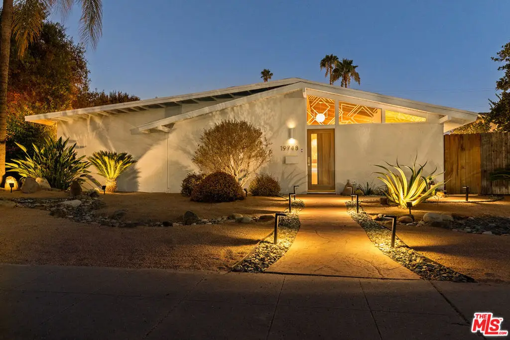 19748 Victory Boulevard, Woodland Hills, CA 91367 - #1