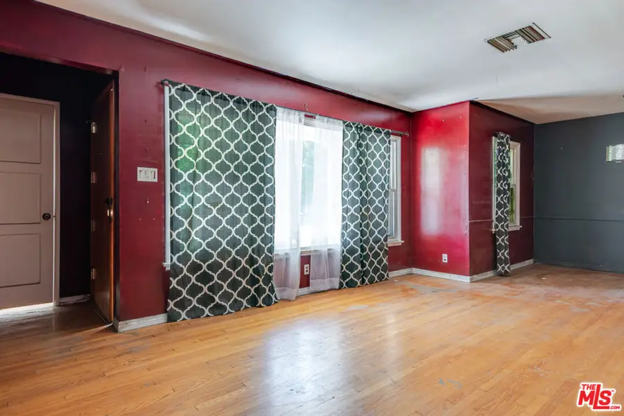 16431 Hamlin Street, Lake Balboa, CA 91406 - #2
