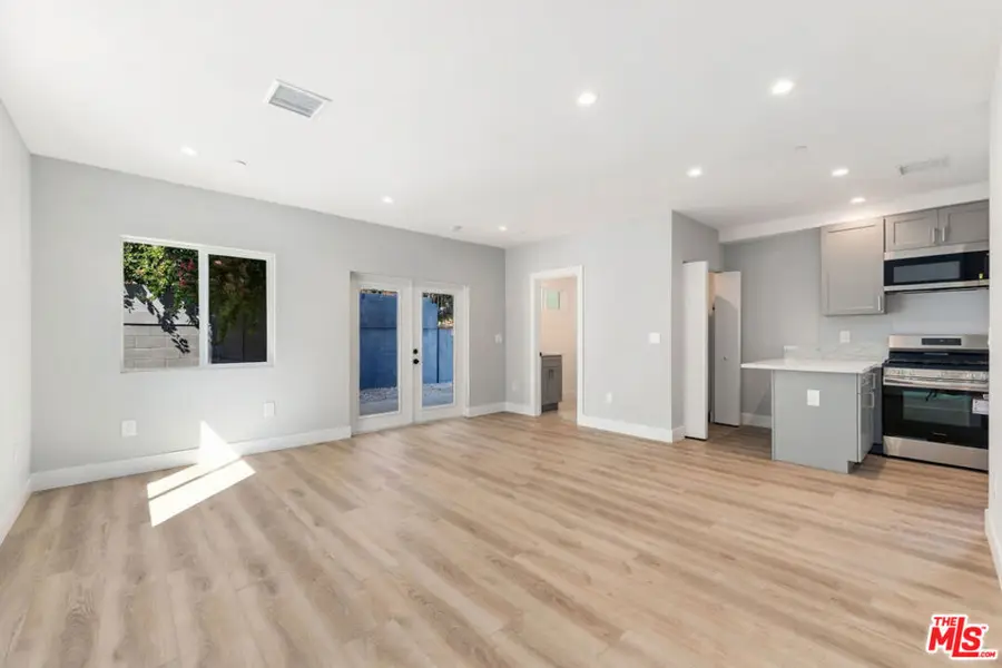 19100 Victory Boulevard, Reseda, CA 91335 - #3