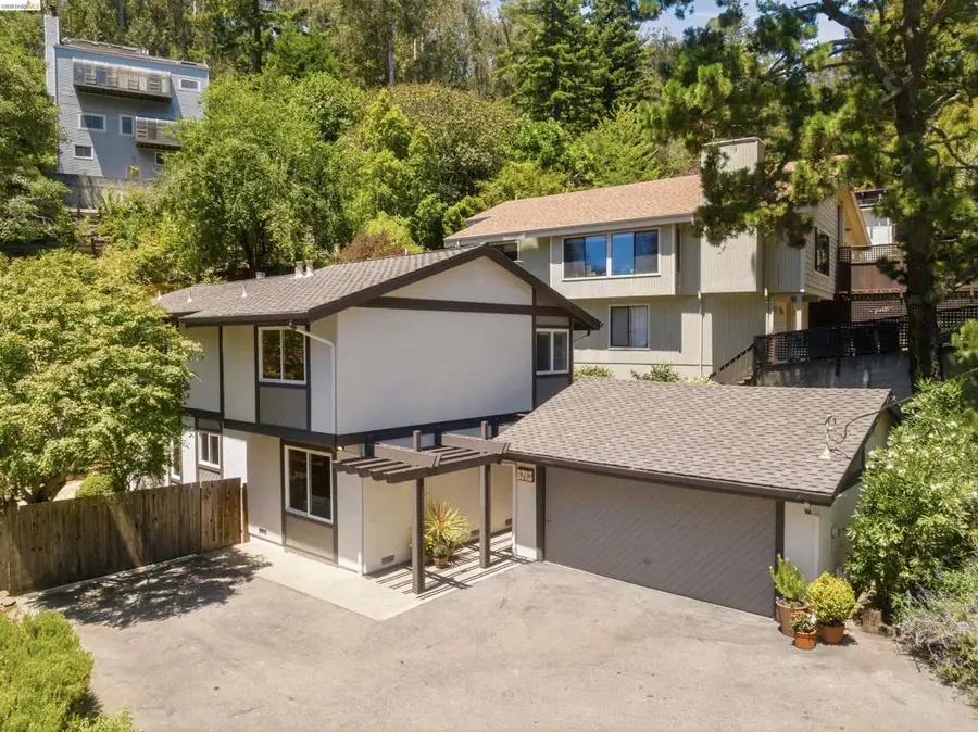6763 Pinehaven Rd, Oakland, CA 94611 - #2