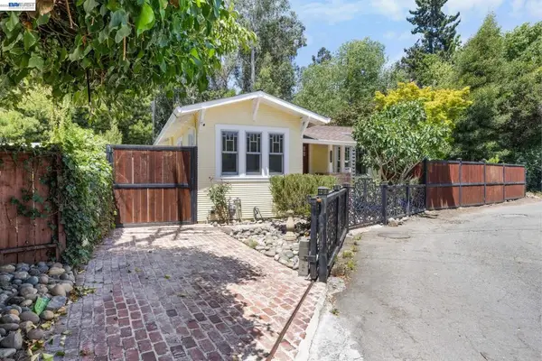 2521 Pleasant St, Oakland, CA 94602