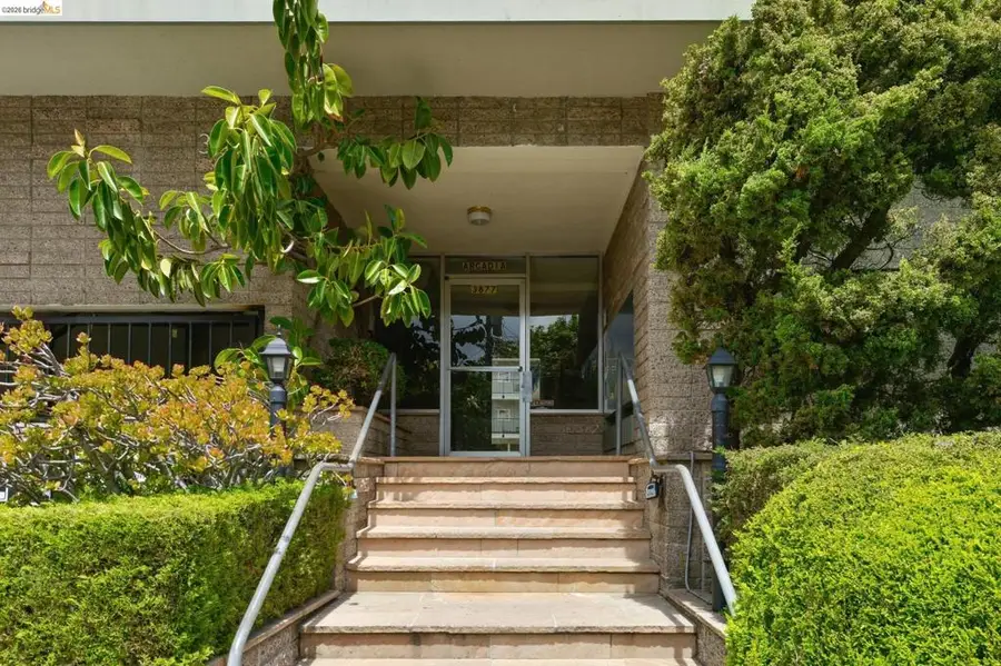 3877 Howe St #110, Oakland, CA 94611 - #2