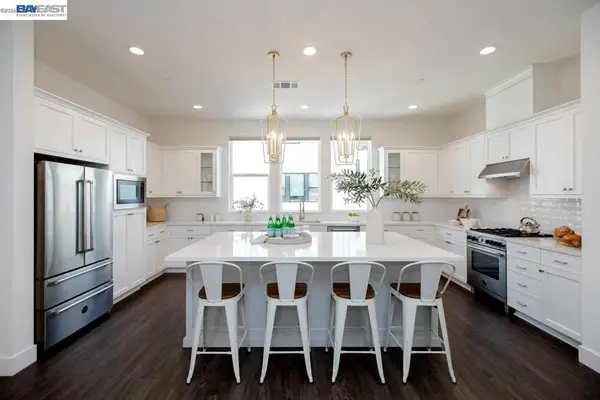 2042 Halo Ln, Alameda, CA 94501
