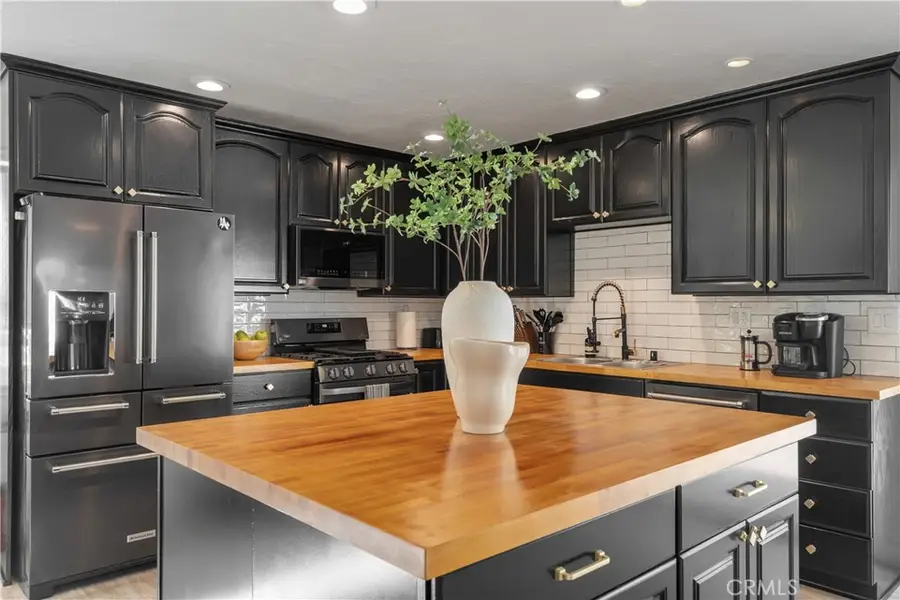 23413 Oxnard Street, Woodland Hills, CA 91367 - #2