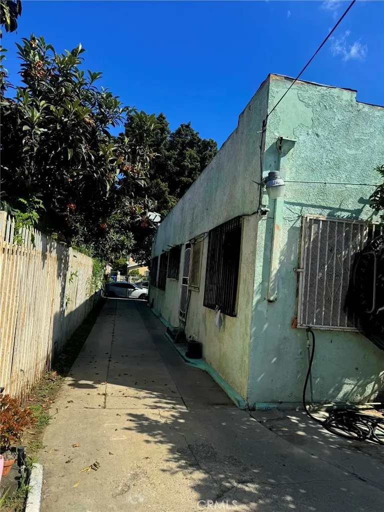 330 W 56th St, Los Angeles, CA 90037 - #3