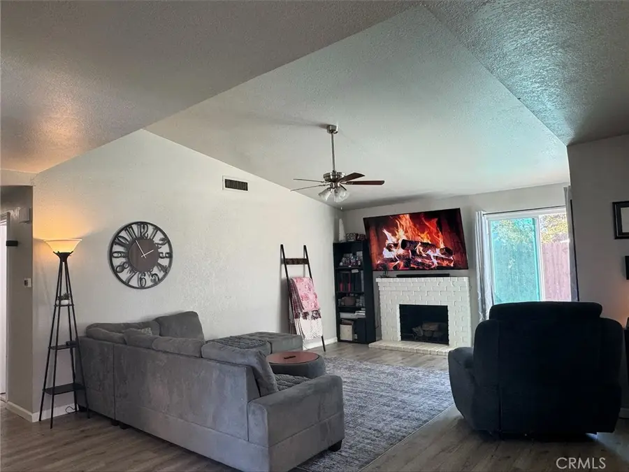 1807 S Kent, Visalia, CA 93277 - #2