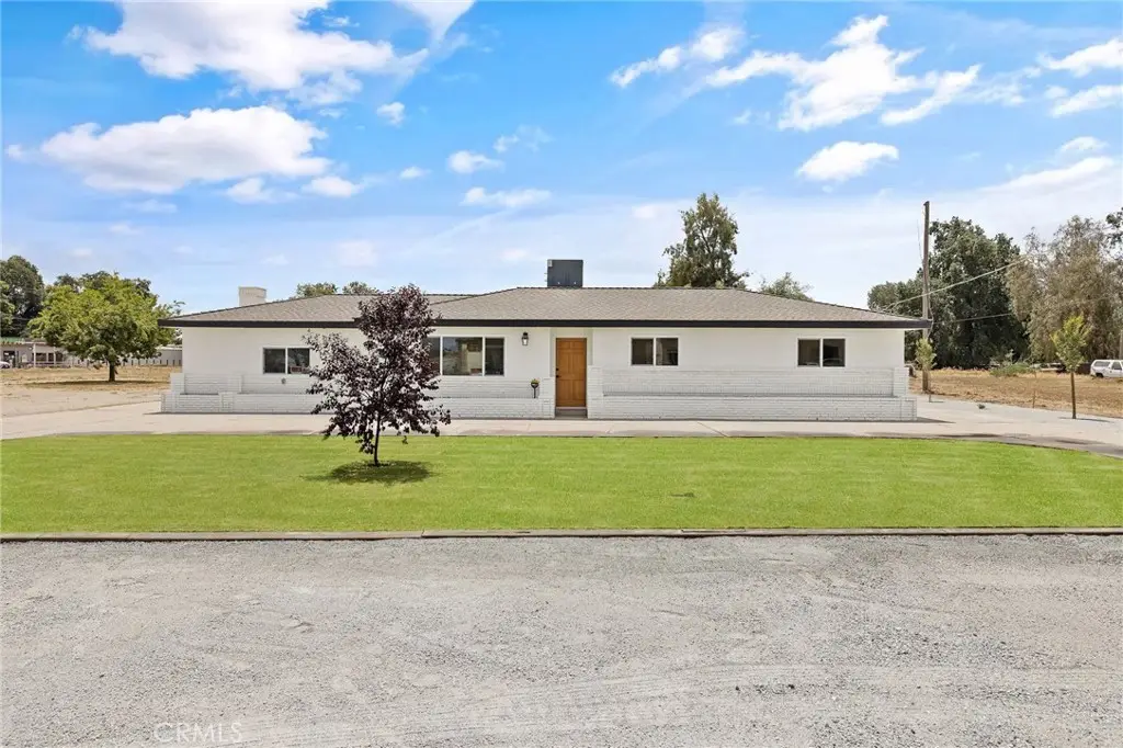 6125 E Mount Whitney, Laton, CA 93242 - #1