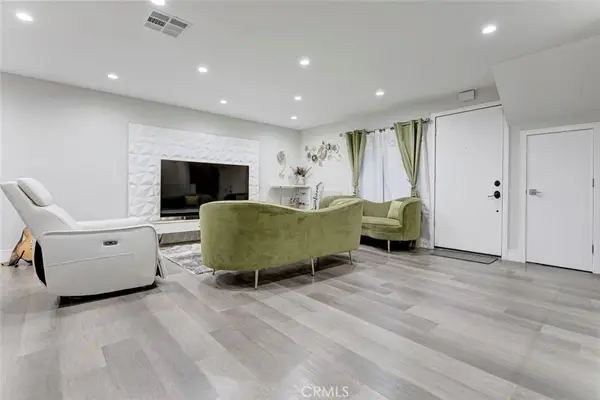 1881 Alpha Rd #17, Glendale, CA 91208