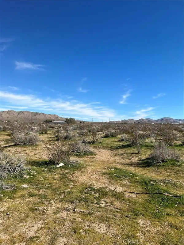22 Redbank Road, Apple Valley, CA 92307