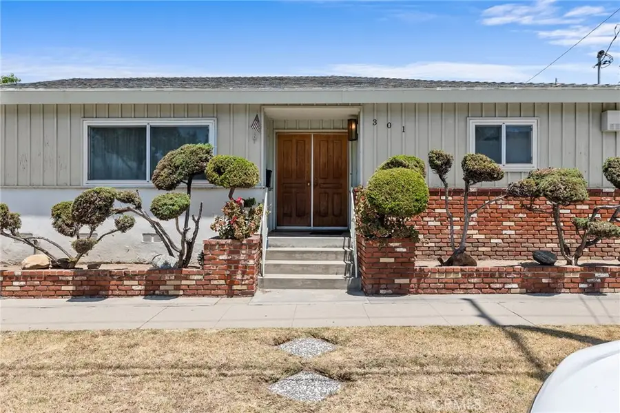 301 E Buckthorn Street, Inglewood, CA 90301 - #3
