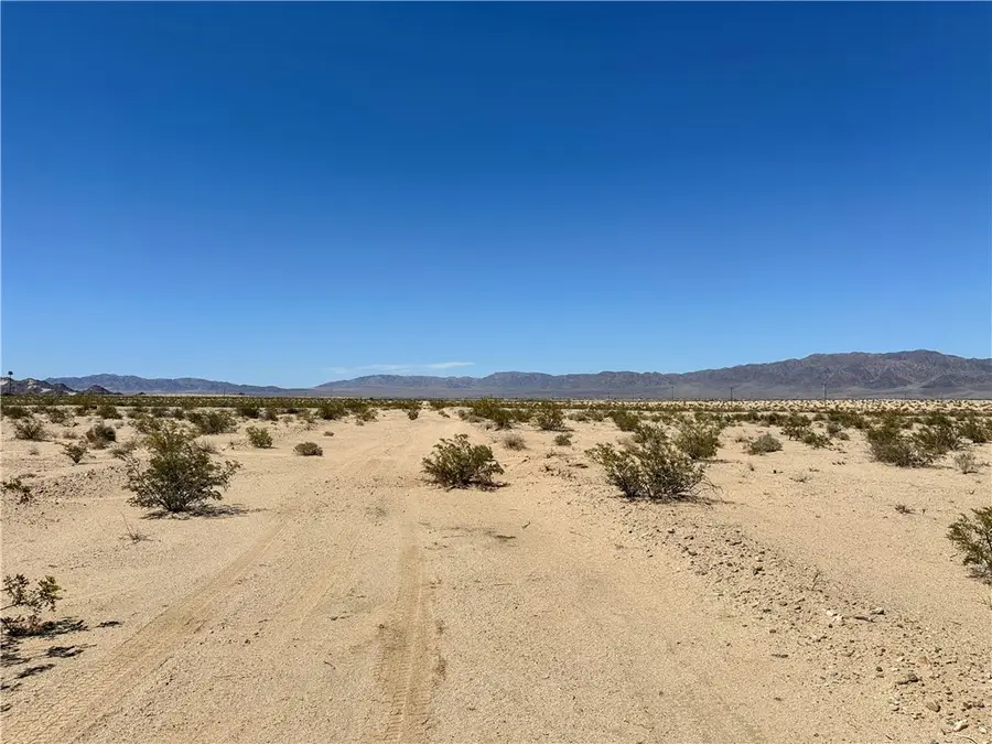 11 Cadiz Avenue, Twentynine Palms Yucca Valley, CA 92277 - #2