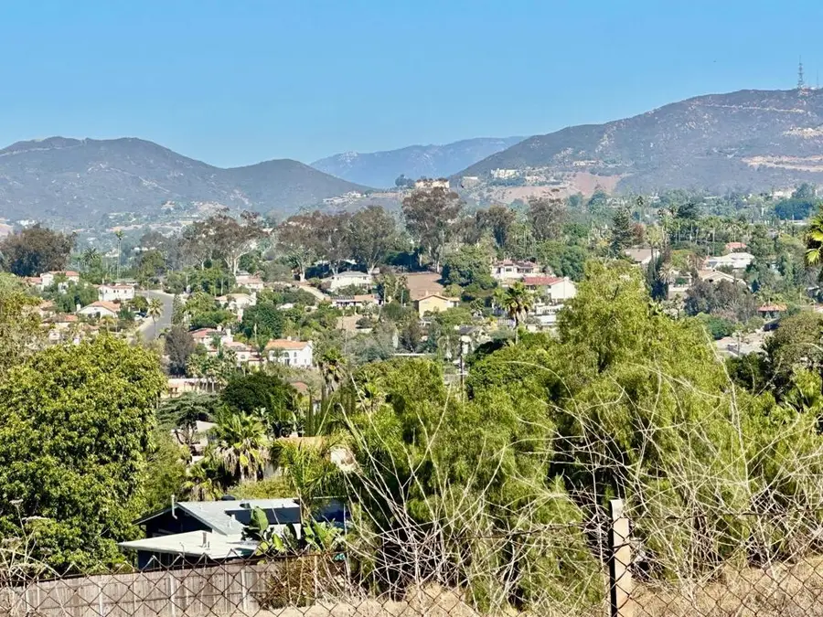 880 Crest View Rd, Vista, CA 92081 - Image #3