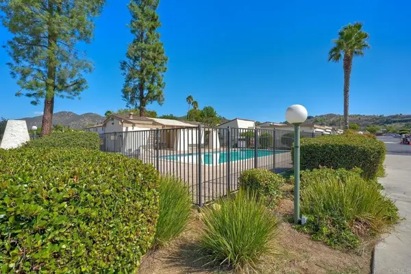 2855 Wanek Rd - J, Escondido, CA 92027