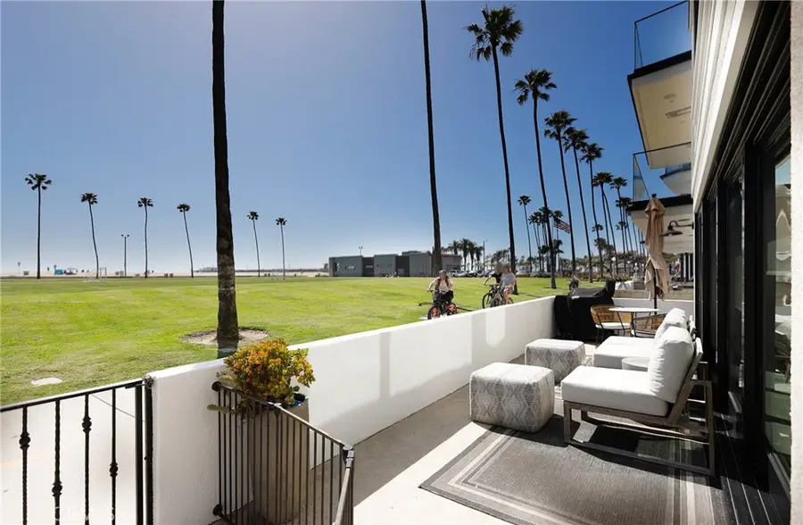 916 E Oceanfront, Newport Beach, CA 92661 - Image #3