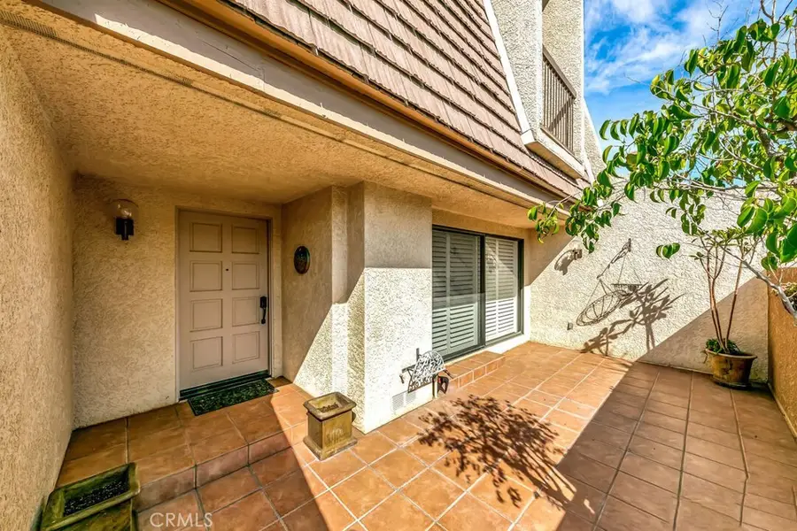 18409 Collins Street #D, Tarzana, CA 91356 - Image #3