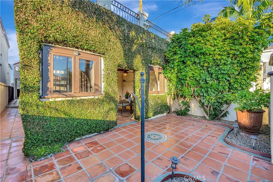 221 Hartford Avenue, Huntington Beach, CA 92648 - Image #2