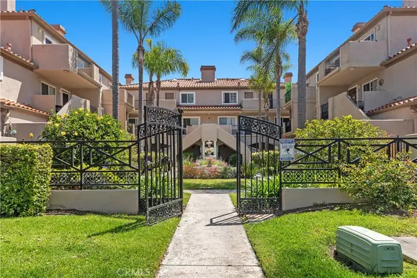 606 Lake #22 Street, Huntington Beach, CA 92648