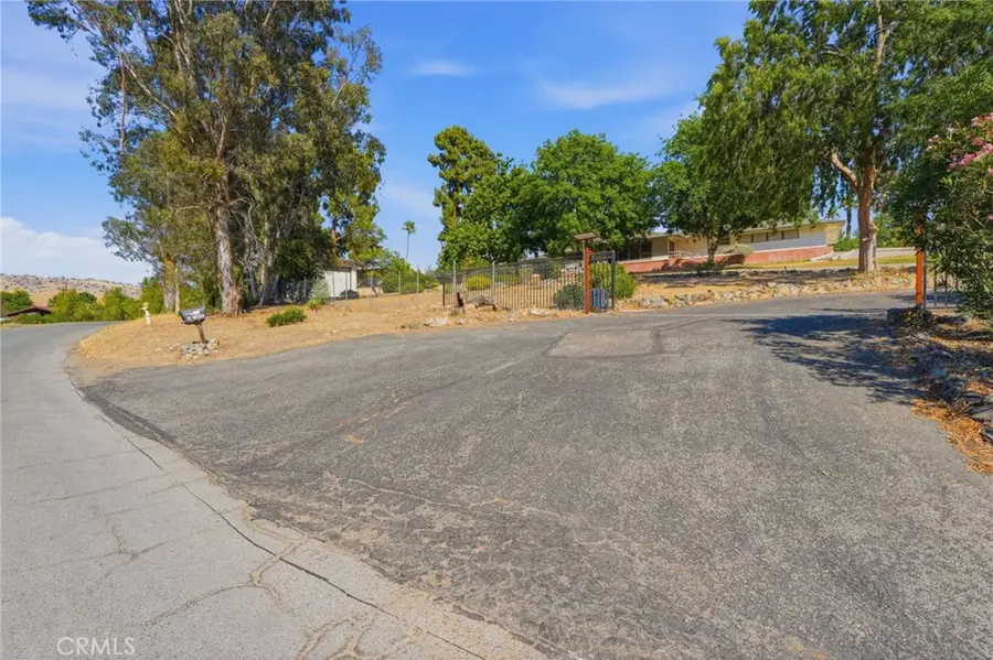 84 S Park St, Porterville, CA 93257 - #2
