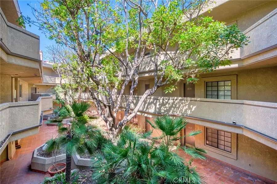 221 S Oak Knoll Avenue #202, Pasadena, CA 91101 - #2