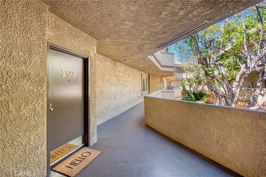 221 S Oak Knoll Avenue #202, Pasadena, CA 91101 - #3