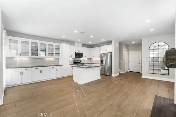 28661 Jardineras, Valencia, CA 91354