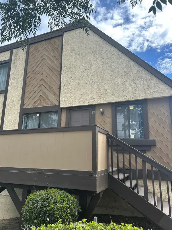 11300 Foothill Boulevard #19, Sylmar, CA 91342