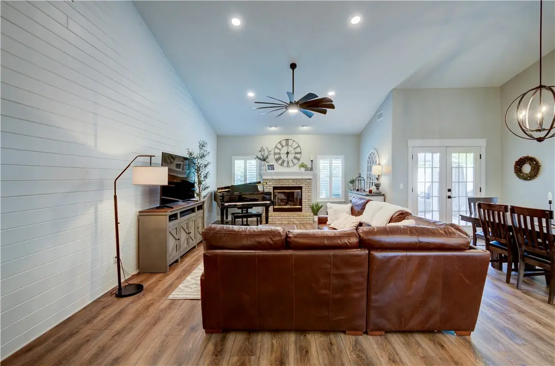 1812 E Oakmont, Fresno, CA 93730 - #1