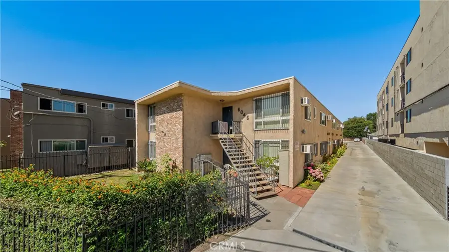 6045 Hazelhurst Place, North Hollywood, CA 91606 - Image #2