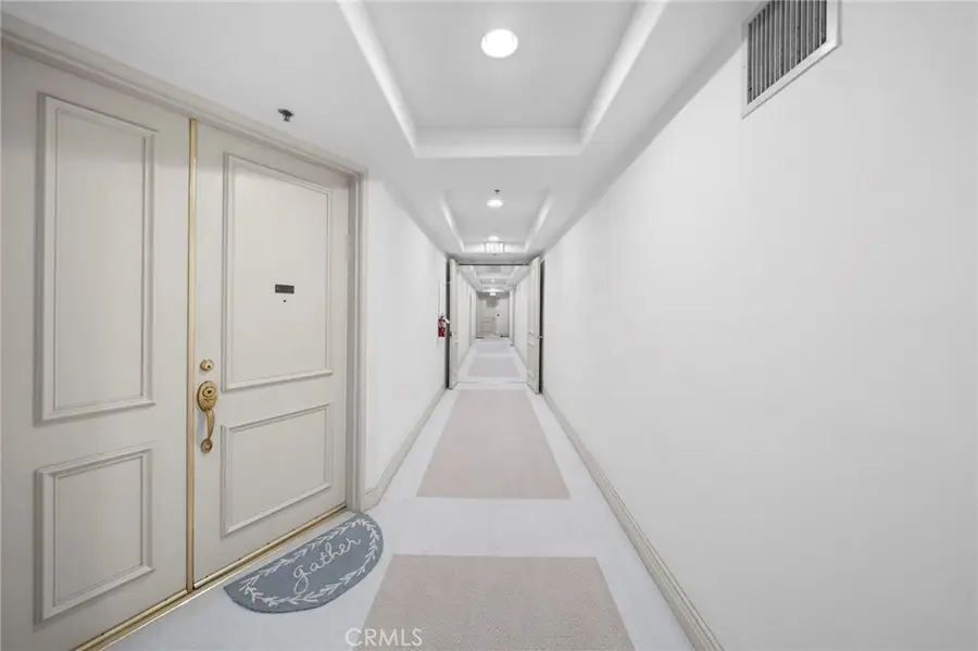 453 S Barrington Avenue #303, Los Angeles, CA 90049 - #3