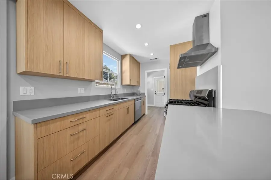 6820 Jellico Avenue, Lake Balboa, CA 91406 - #3