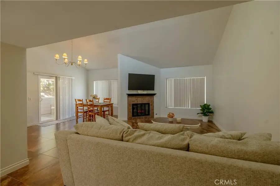 31371 The Old Rd #E, Castaic, CA 91384 - #3