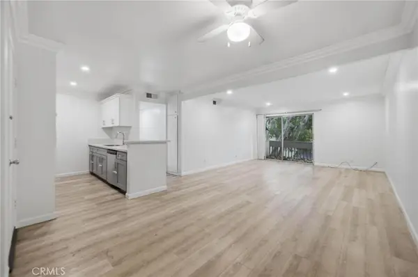 18620 Hatteras Street #206, Tarzana, CA 91356