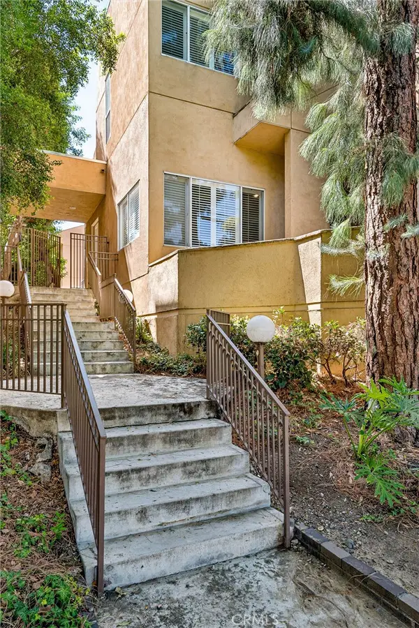 18730 Hatteras #48, Tarzana, CA 91356