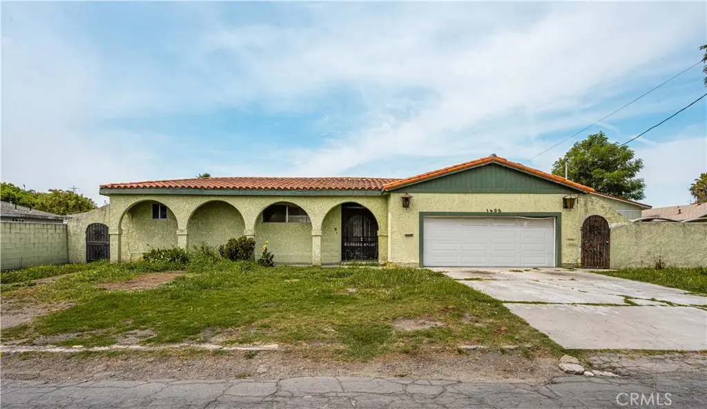 1405 S Center Avenue, Compton, CA 90220 - #1