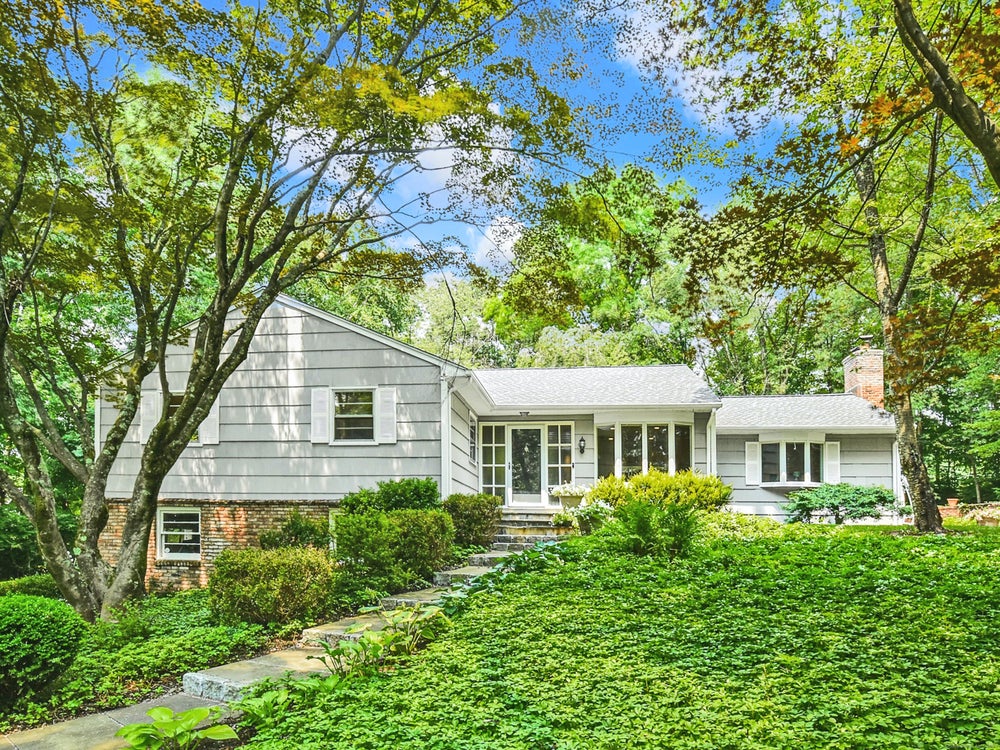 261 Chestnut Hill Road, Norwalk, CT 06851 BHGRE