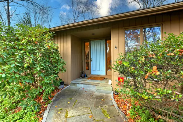 70 Woodfield Road, Woodbridge, CT 06525