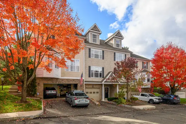 92 Woodcrest Lane #92, Danbury, CT 06810