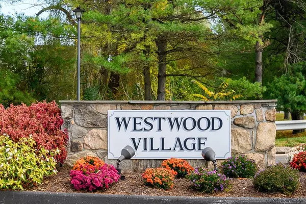 55 Mill Plain Road #32-17, Danbury, CT 06811