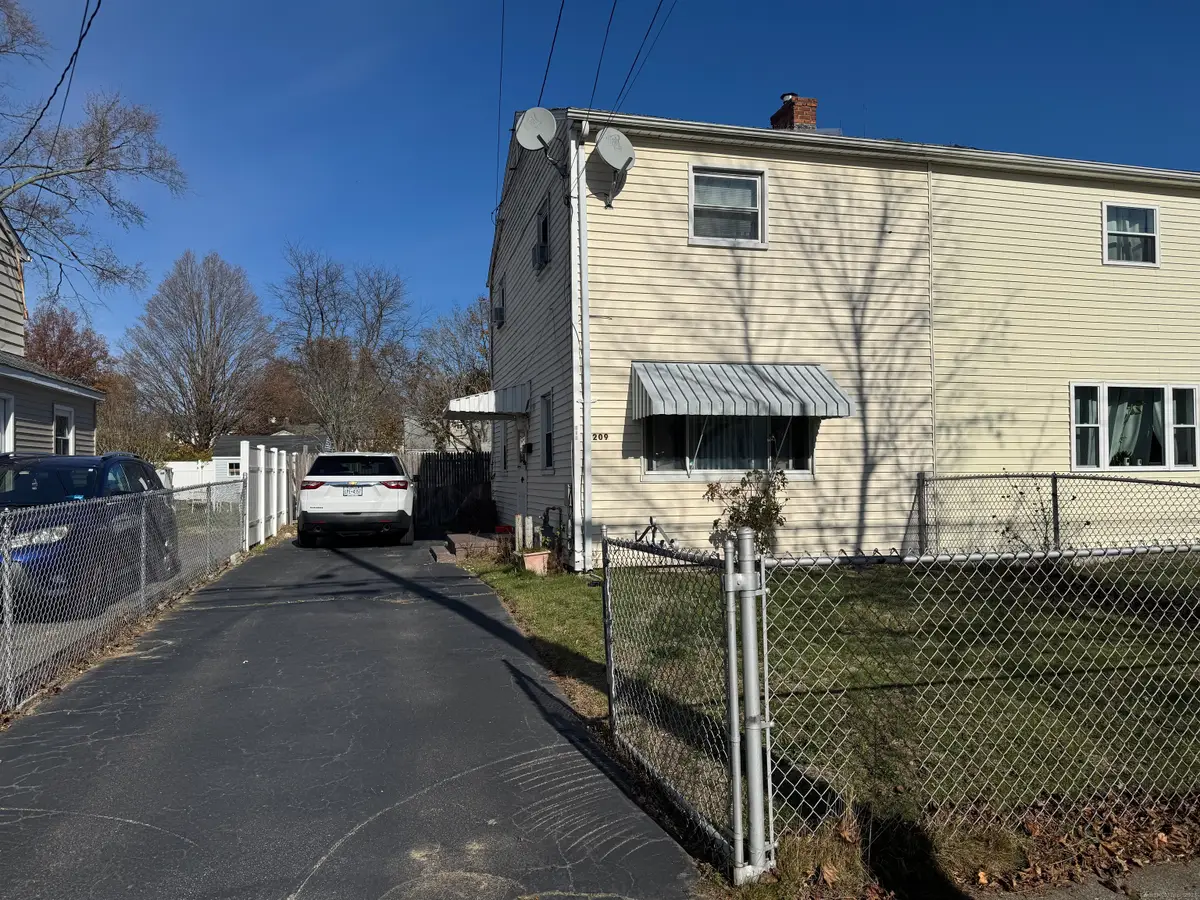 209 Mcgrath Court, Stratford, CT 06615 - Image #1