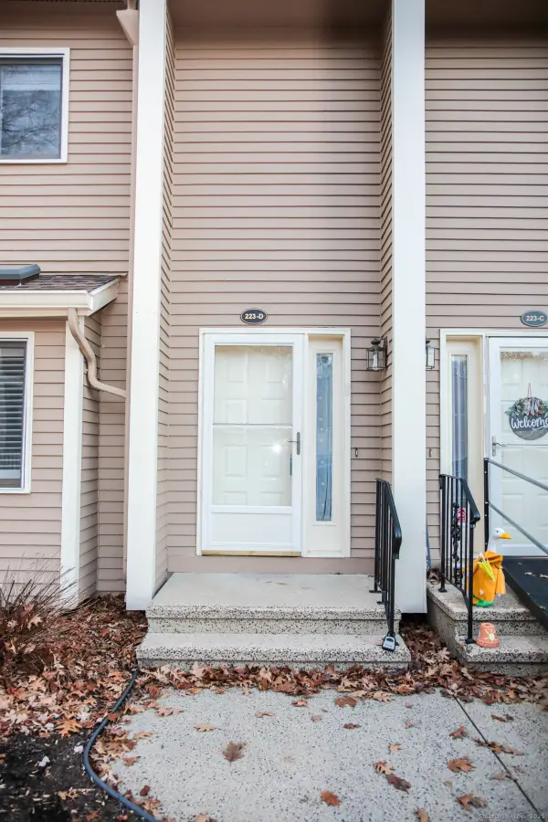 223 Twin Lakes Road #APT D, North Branford, CT 06471