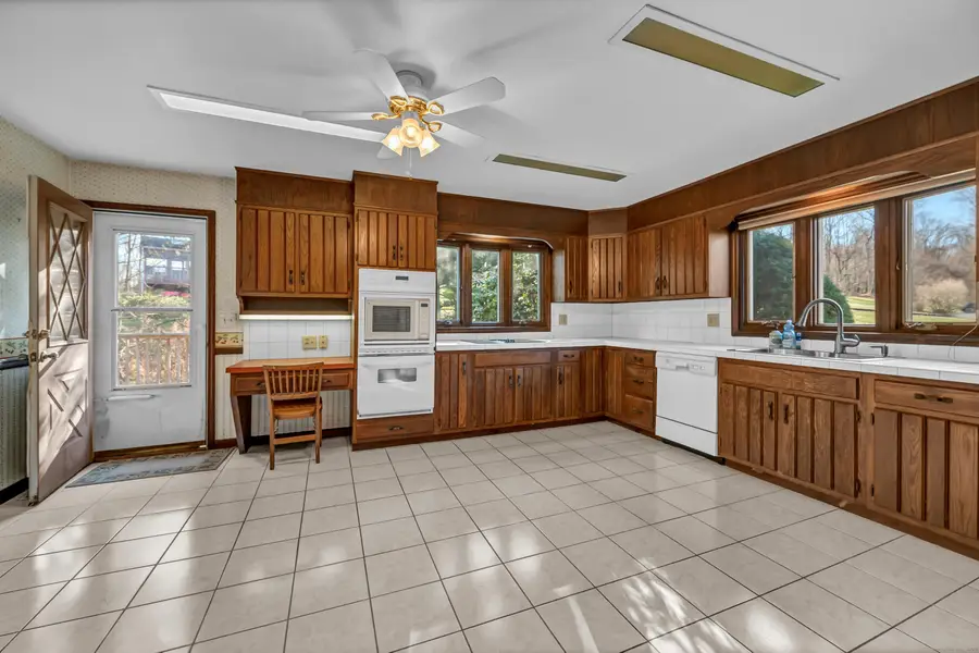 7 Carriage Lane, New Fairfield, CT 06812 - Image #3