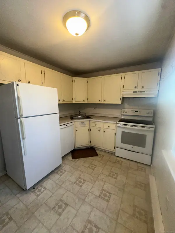 18 Canterbury Arms #18, New Milford, CT 06776