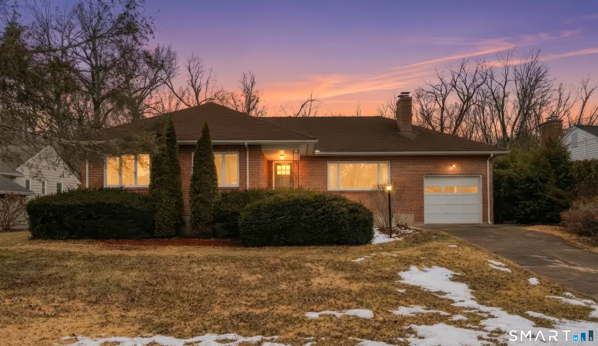 30 Ravenwood Road, West Hartford, CT 06107 - Image #1