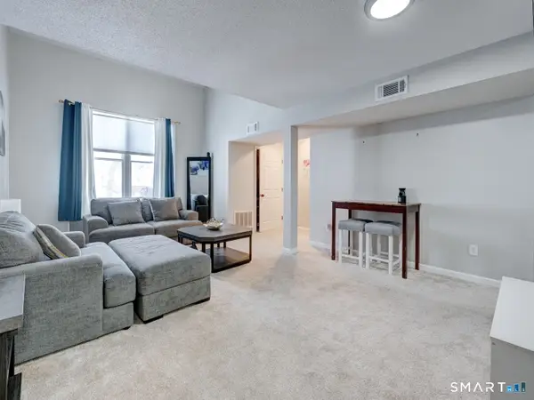 11 Concorde Way #B2, Windsor Locks, CT 06096